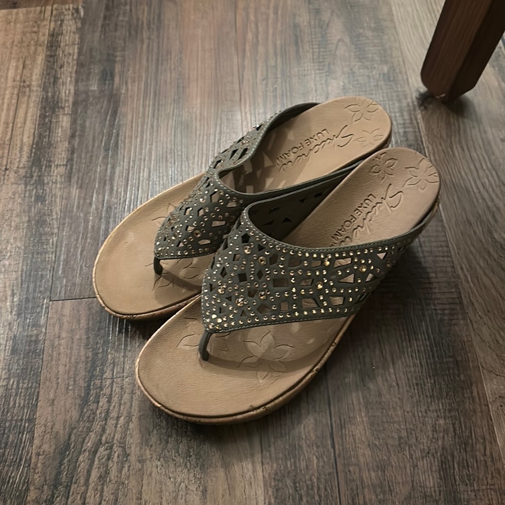 Womens sketcher sandal taupe with rinestones